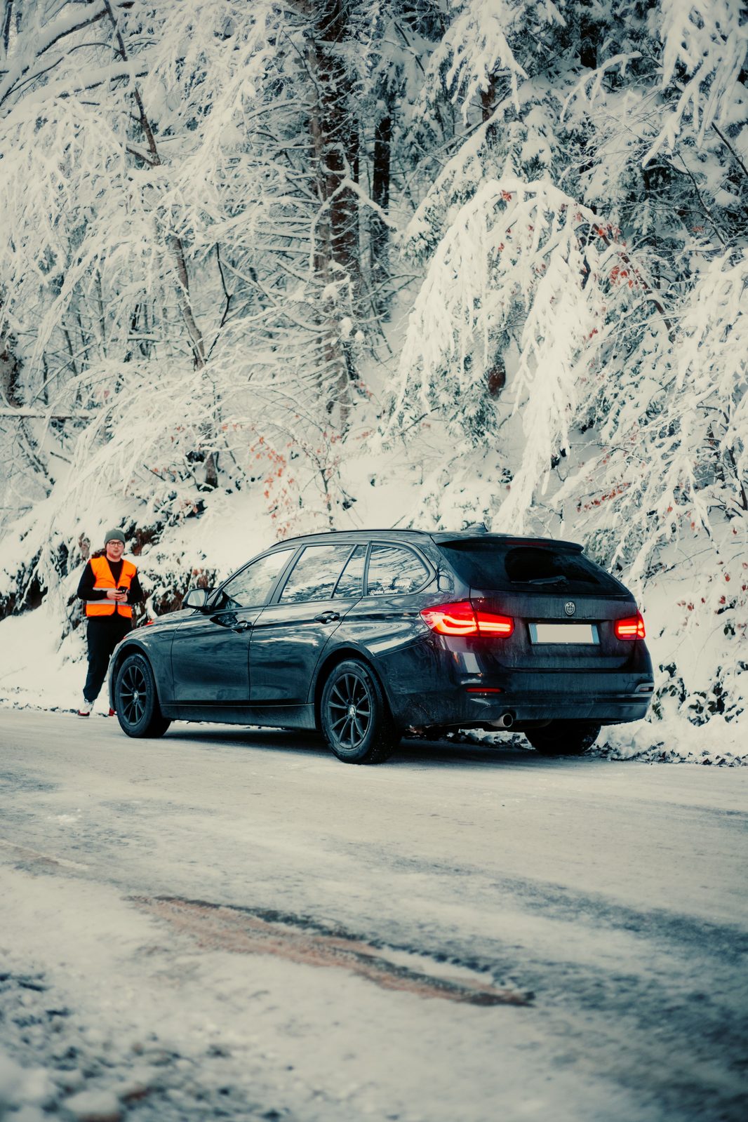 BMW 3er Touring auf schneebedeckter Waldstraße im Winter – Panne Gefahr